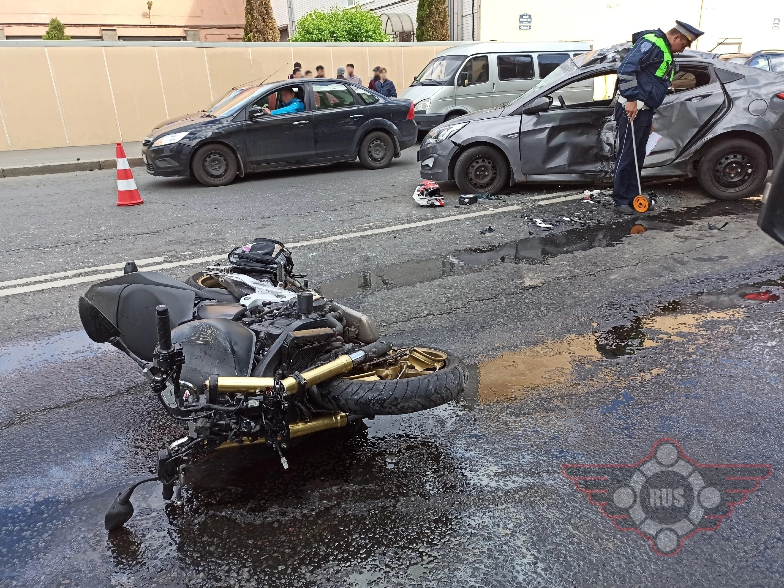 Мотоцикл столкнулся с автомобилем на Малом проспекте В.О. в Петербурге,  фото ДТП - 2 июня 2023 - ФОНТАНКА.ру