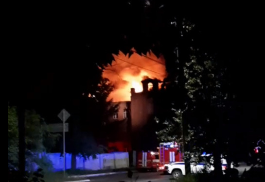 Заброшенное здание Мариинского приюта загорелось ночью в центре Читы