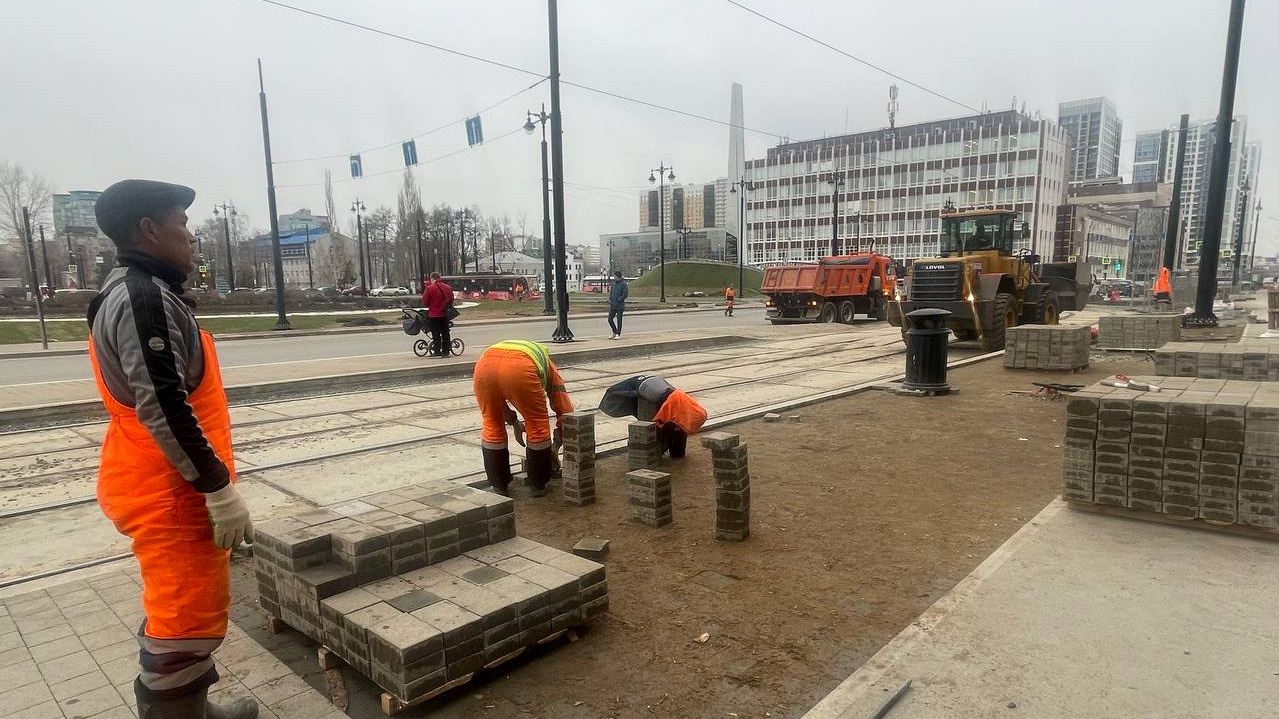 В Перми меняют недавно уложенную плитку на площади Карла Маркса