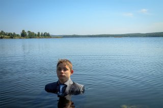На этой фотографии Игорь отдыхает от офисных болотных будней на озере