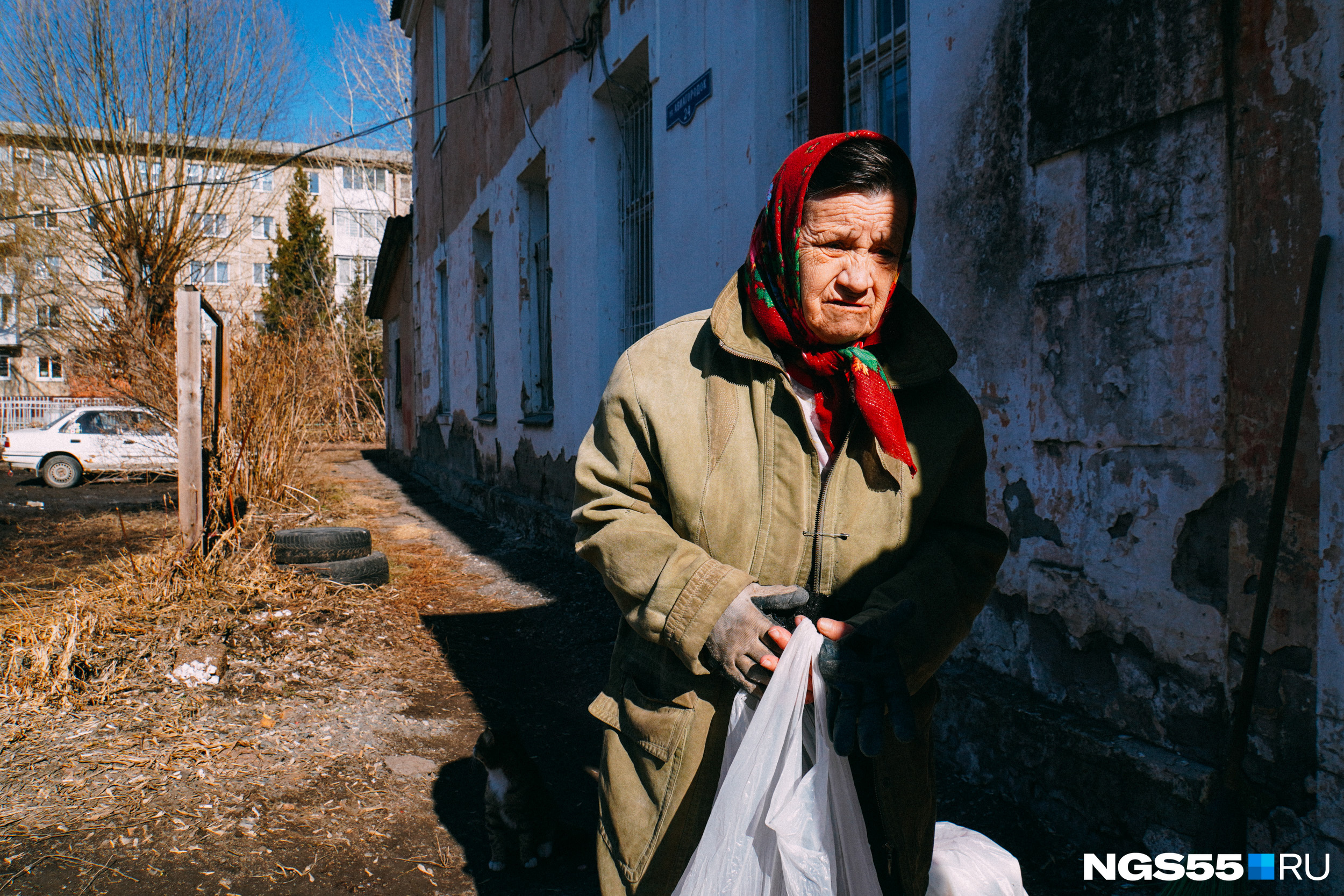 Галина Михайловна ожидала работников, которые должны были почистить канализационный колодец. Он забился доверху