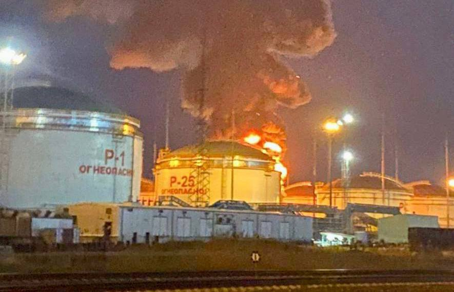 Резервуар с нефтепродуктами горит рядом с портом Тамань, пожару присвоен высший ранг