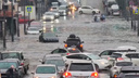 Смывало асфальт и пешеходов: Владивосток из-за шторма погрузился под воду — кадры с затопленных улиц