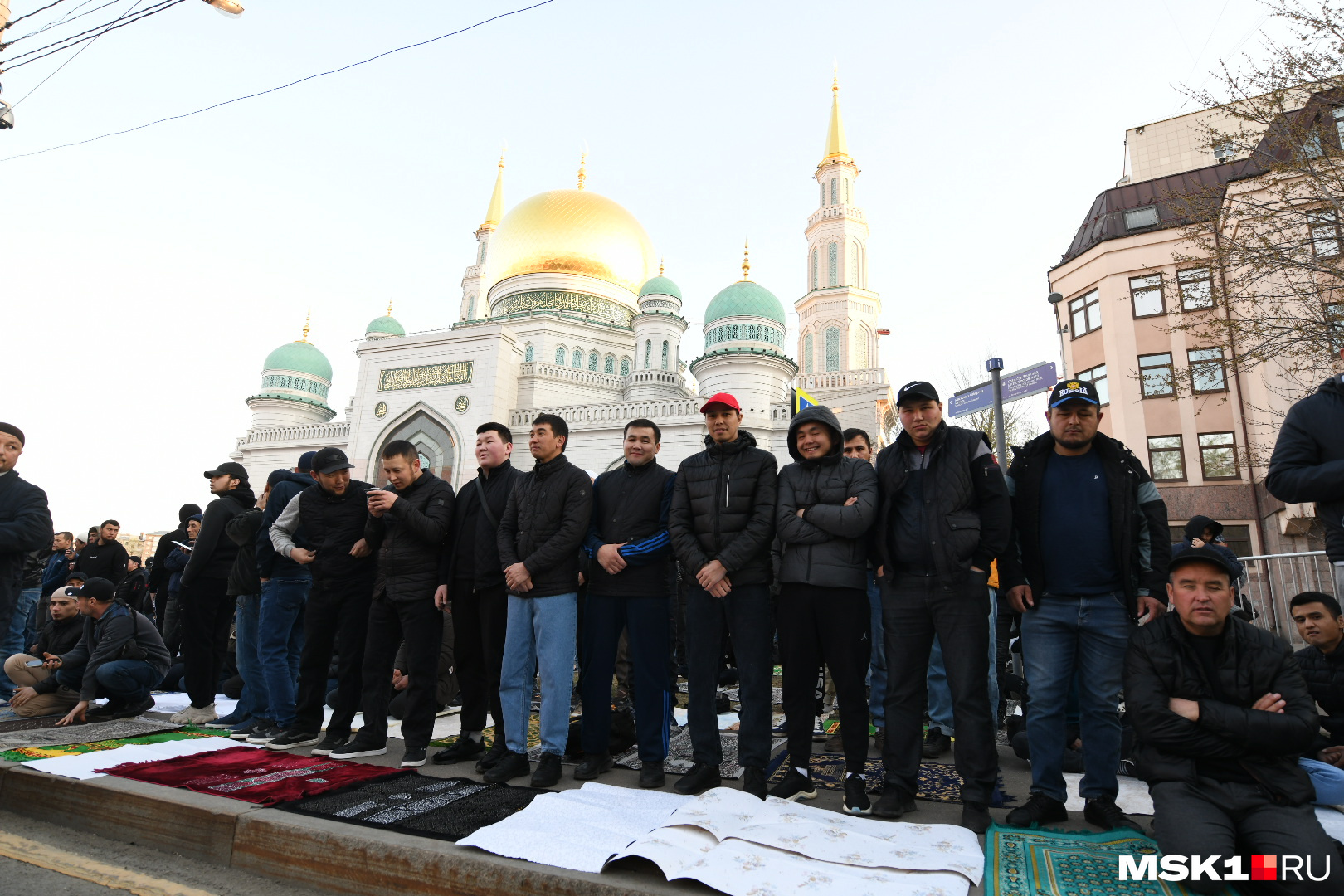 Время намаза в соборной мечети москвы