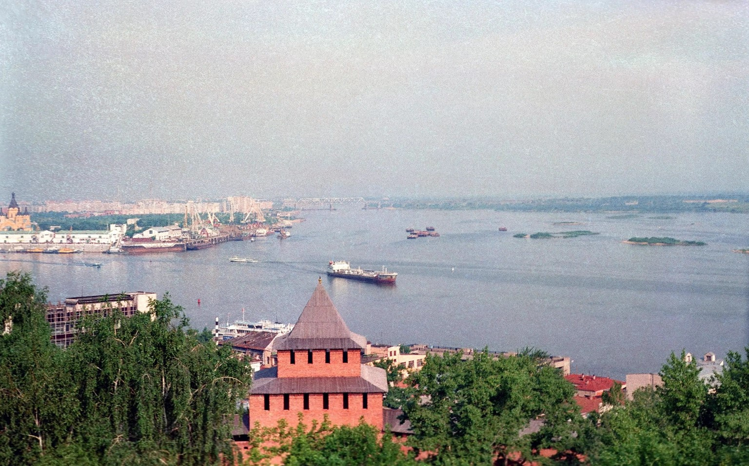 Вид из Нижегородского кремля на Стрелку — слияние Волги и Оки, 1997 год