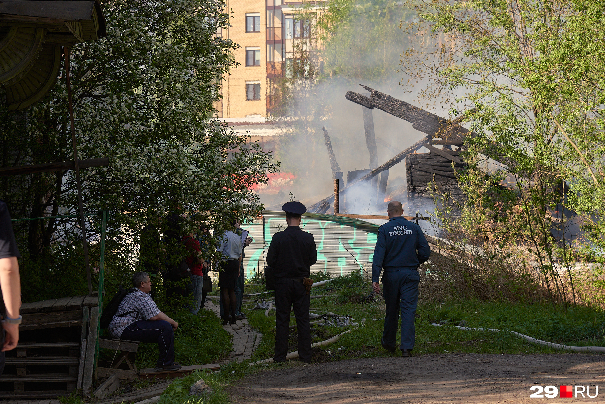 Дом <nobr class="_">№ 55</nobr> чудом не задело пожаром Дом <nobr class="_">№ 55</nobr> чудом не задело пожаром