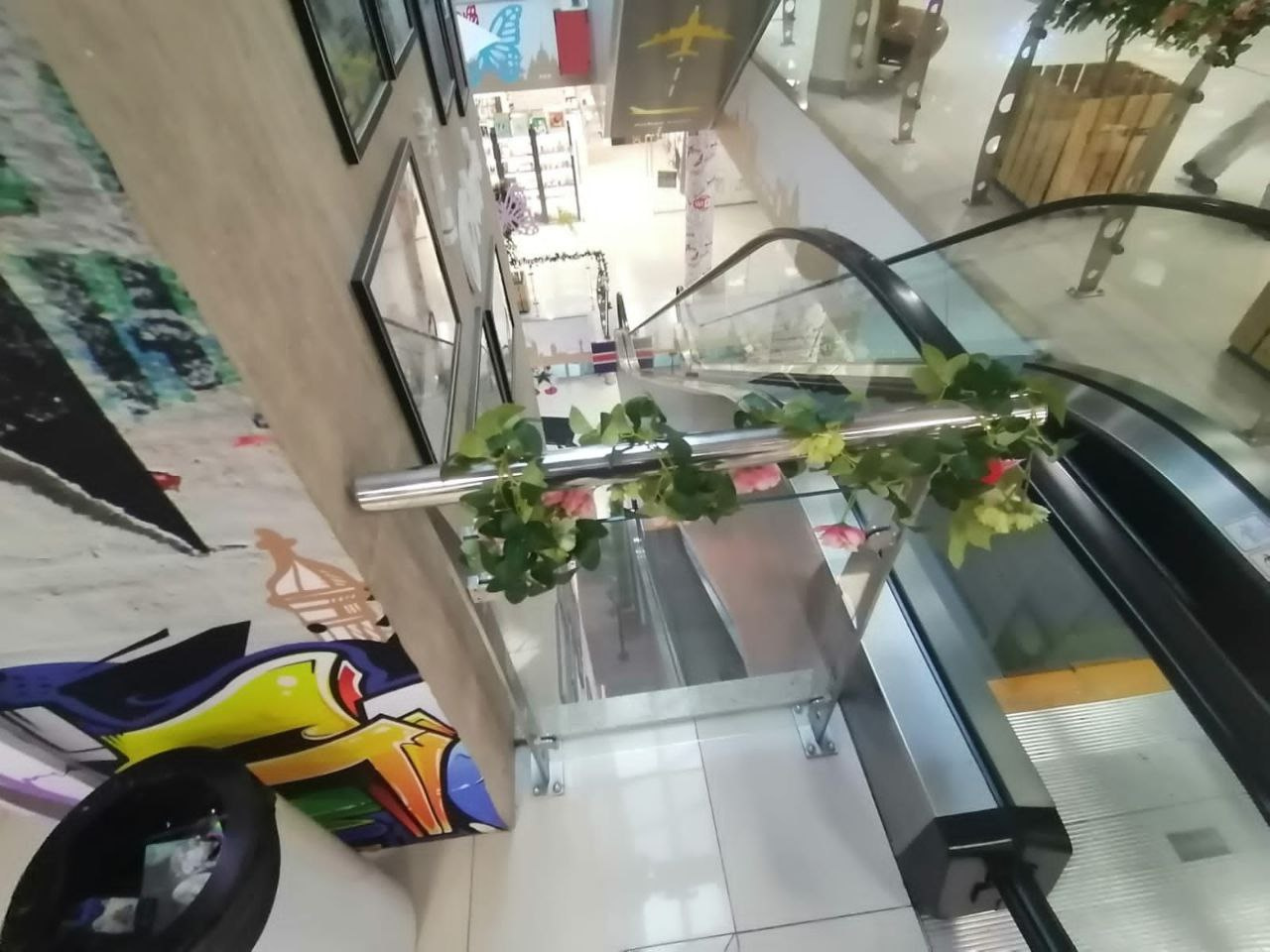 Эскалатор «зажевал» руку ребенка в торговом центре Караганды (ВИДЕО)