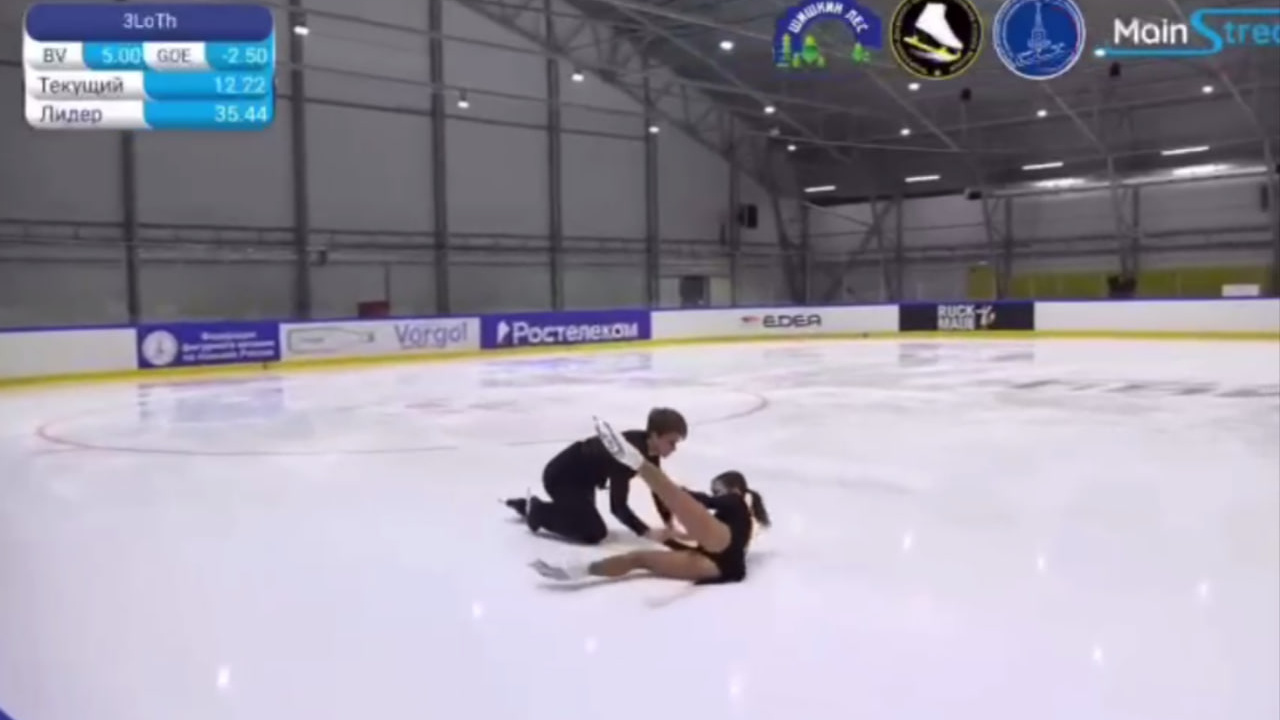 Фигуристка упала с поддержки и ударилась головой об лед на турнире в Москве: видео