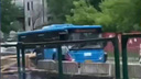 Водитель автобуса во Владивостоке избил девушку у остановки на Горького — видео
