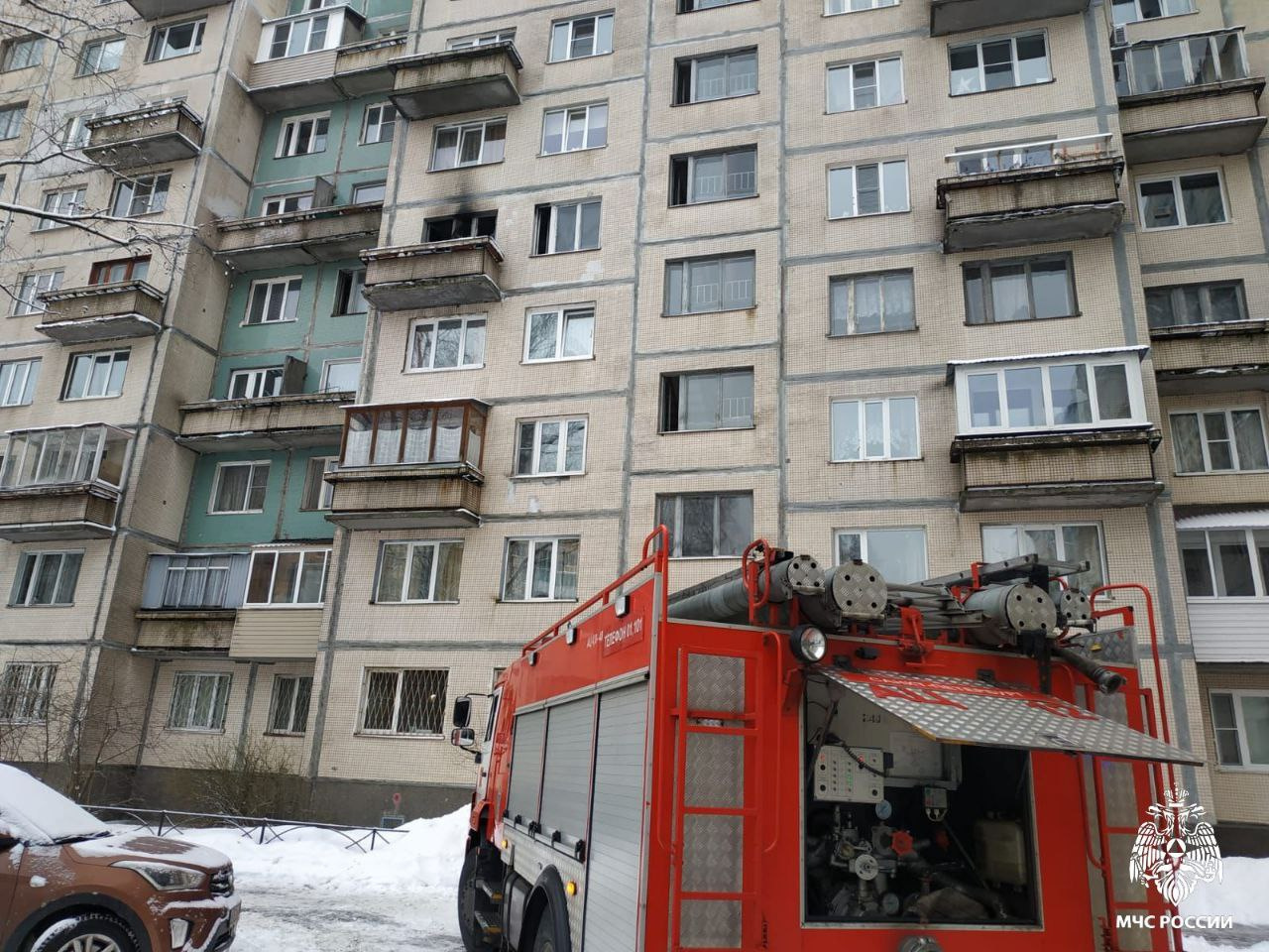 Фото: женщину увезли в больницу после пожара на улице Буренина в Петербурге  - 15 февраля 2024 - ФОНТАНКА.ру