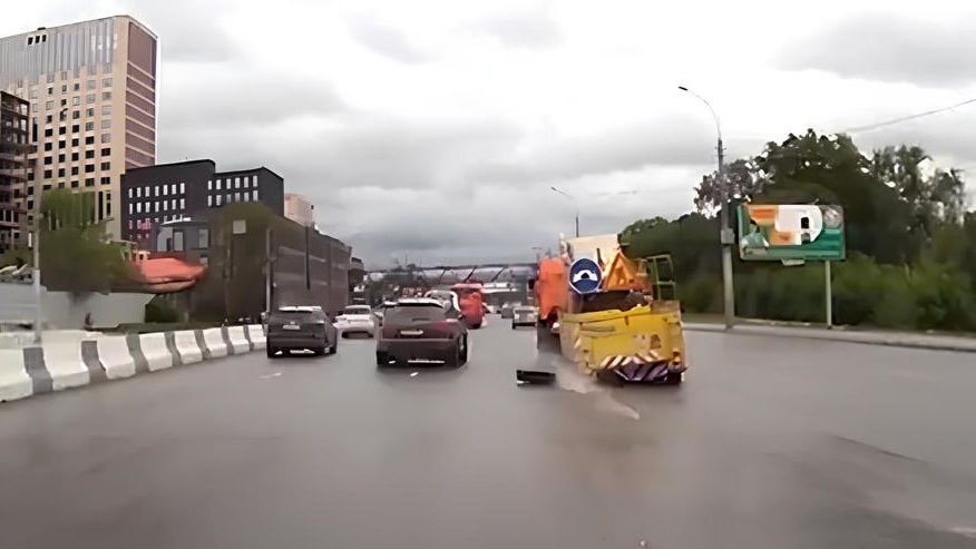 Почему в Новосибирске вечная грязь? Уборочная машина потеряла колесо на ходу — видео
