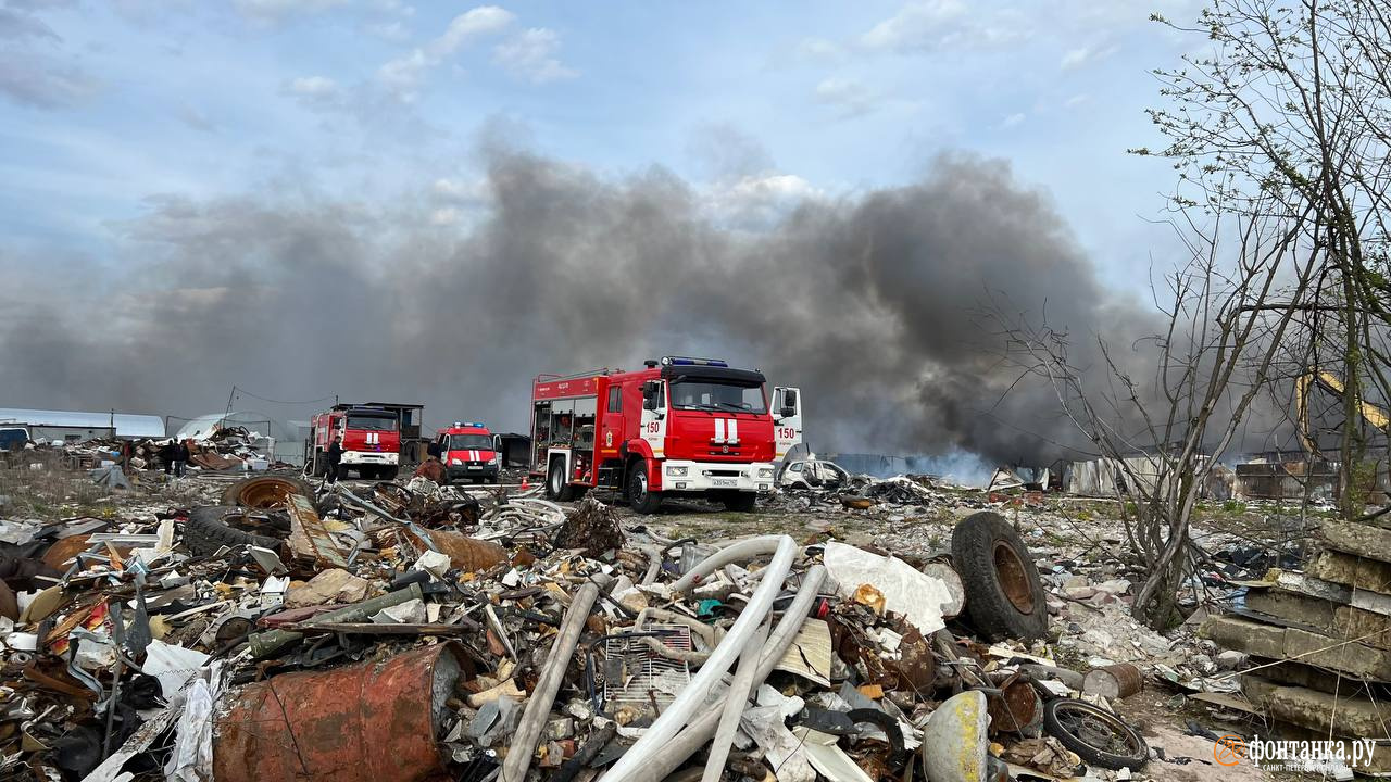 При пожаре спасли троих человек. Стало известно, что горит в Новосаратовке