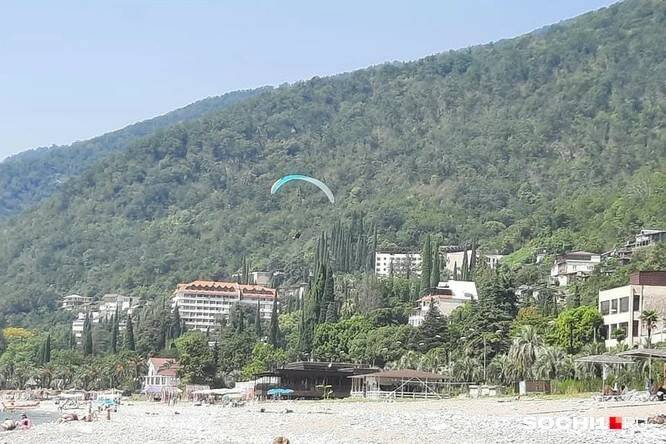 Широкие, просторные пляжи Абхазии намываются естественно, в отличие от сочинских, которые каждый год отсыпают