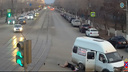 Девушка выпала из маршрутки в центре Волгограда — видео