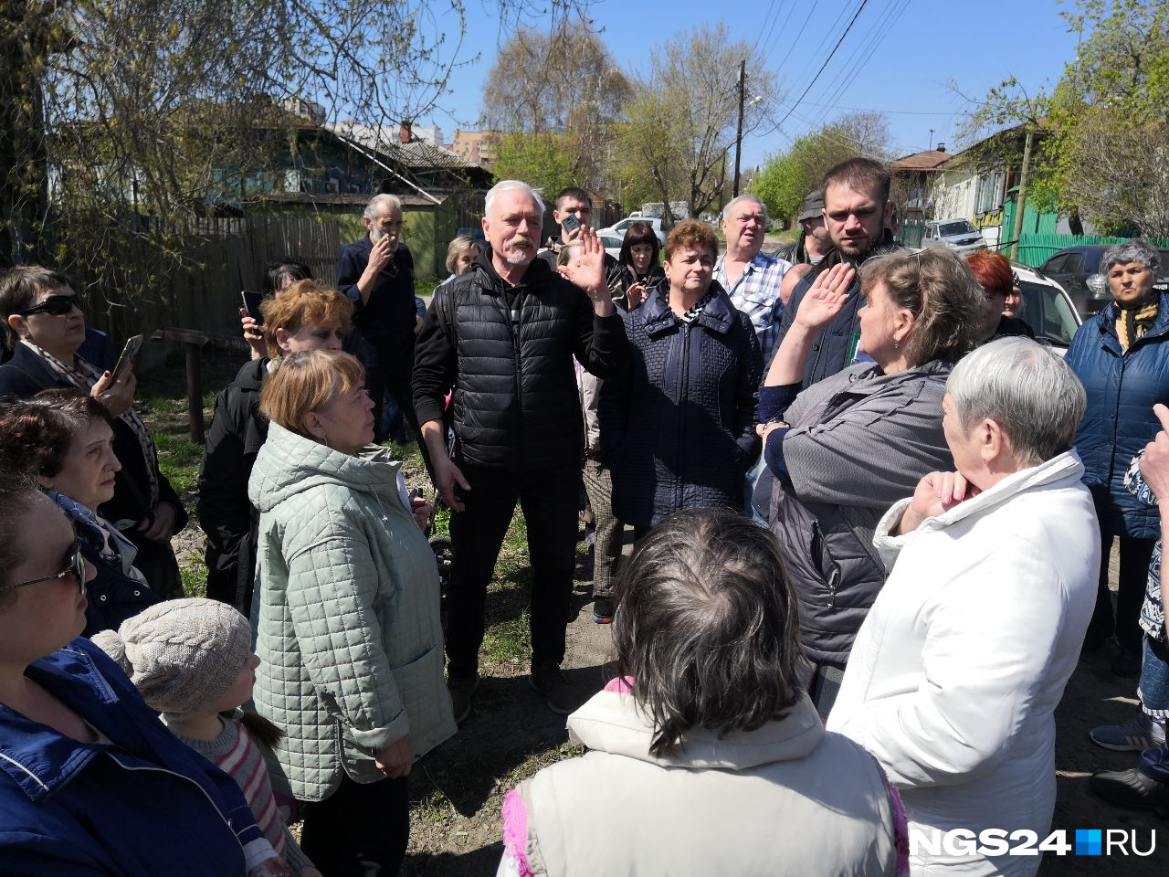 Новости красноярска николаевка. Собрание жителей картинки. Метеорит в Красноярске Николаевка фото.