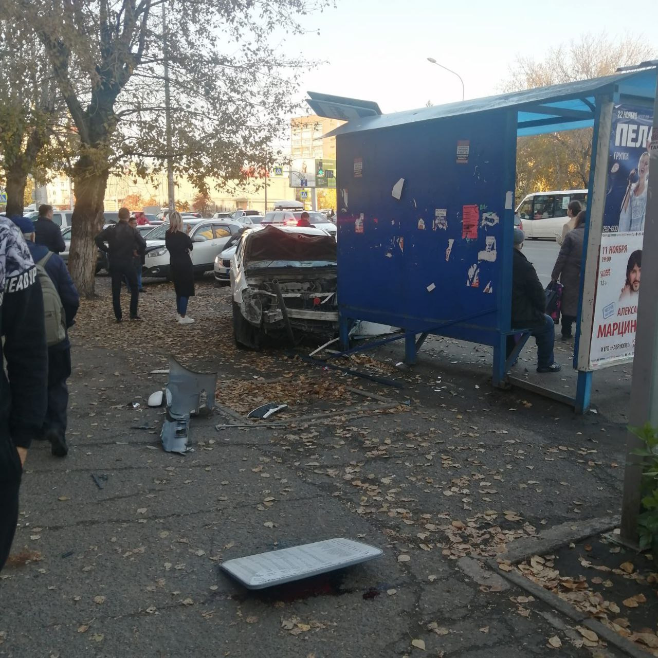 Один человек погиб и несколько пострадали на остановке общественного  транспорта, куда врезалась машина в Барнауле - 13 октября 2023 - ФОНТАНКА.ру