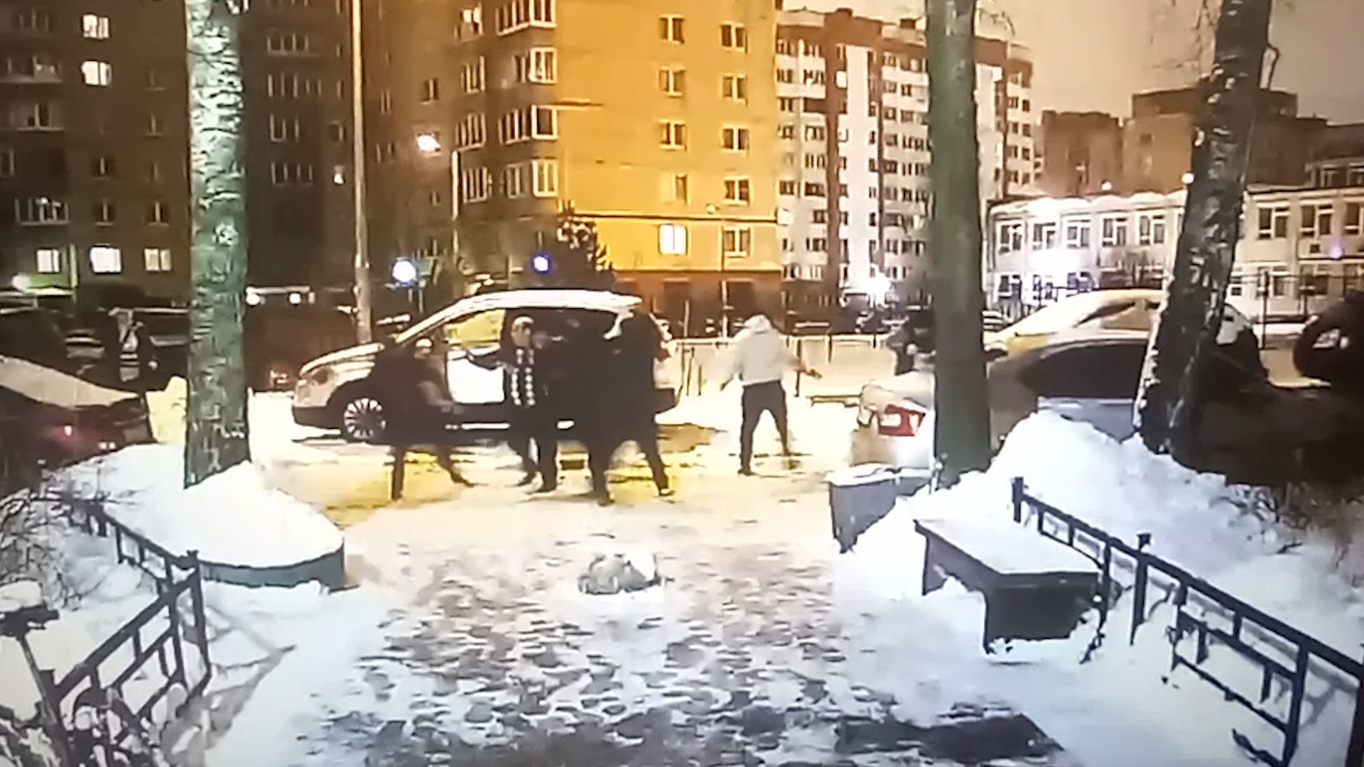 Кровавая драка из-за парковки на Художников попала на видео. Подозреваемый сдался полиции сам