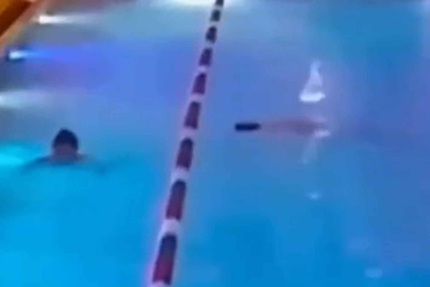 мужик прыгает в бассейн со стула
