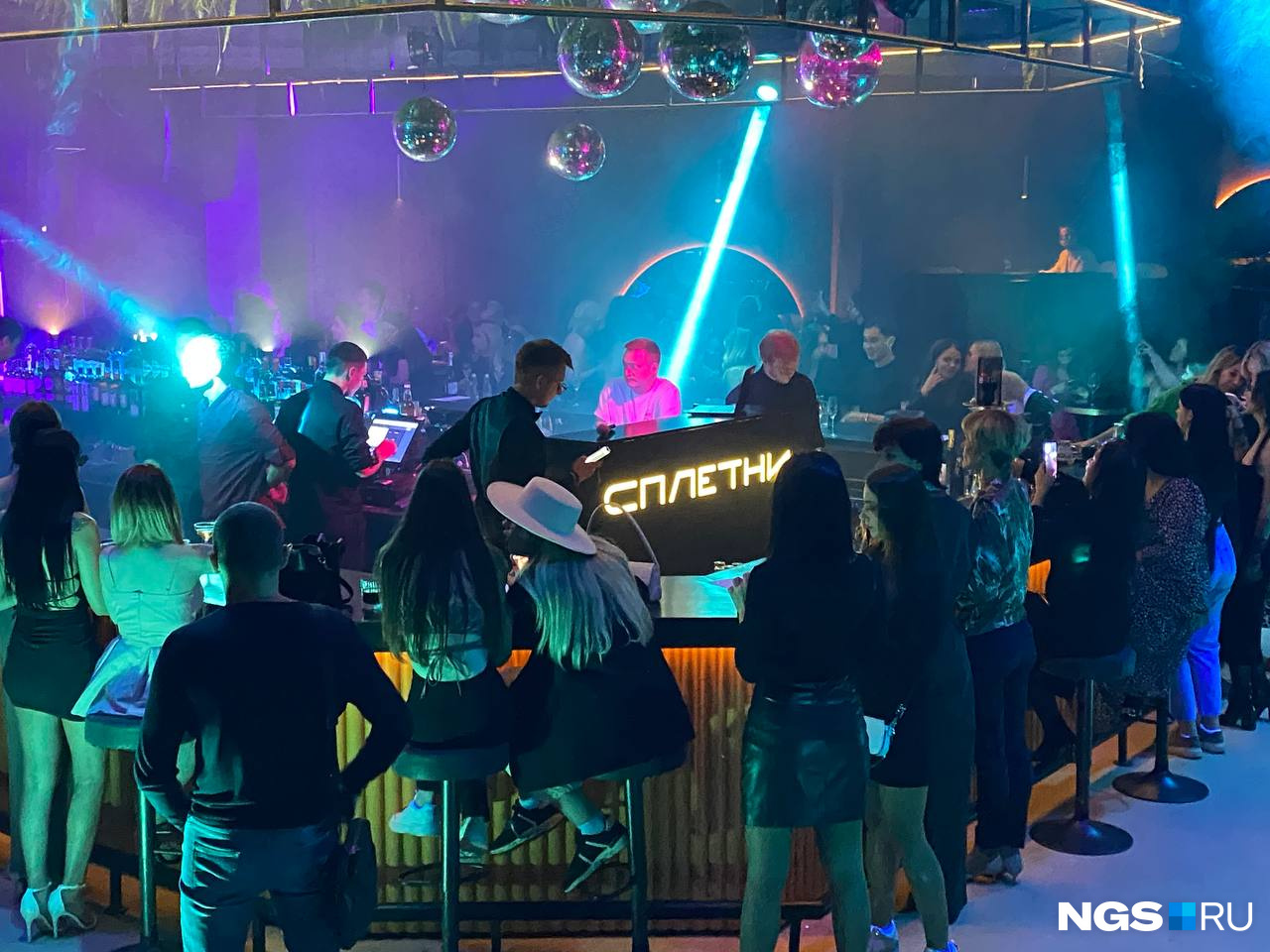 Новый бар открылся в центре Новосибирска — в нем подают коктейли по рецептам поп-певицы Анны Асти