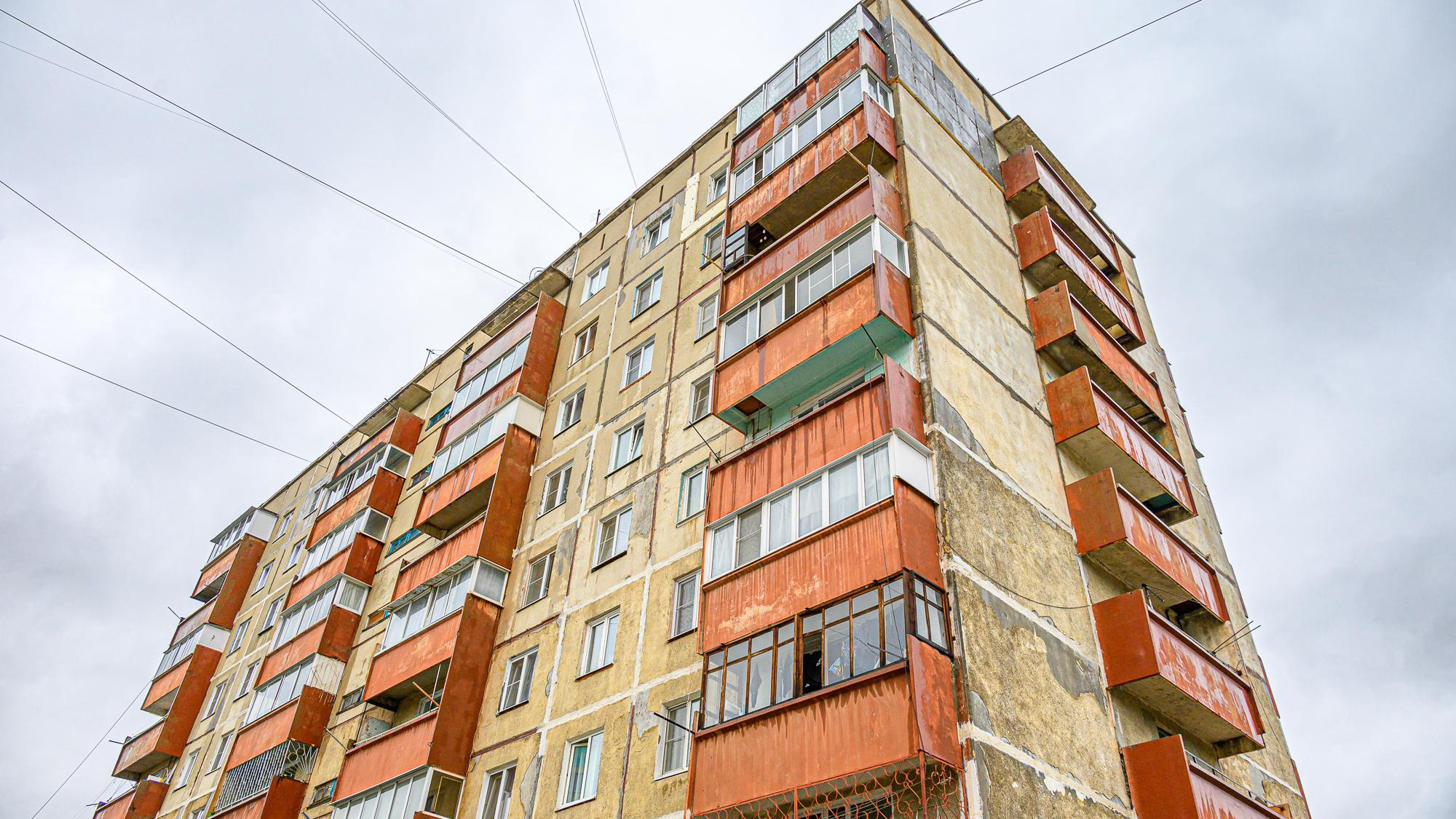 Человек погиб, выпав из окна многоэтажки в Воронеже