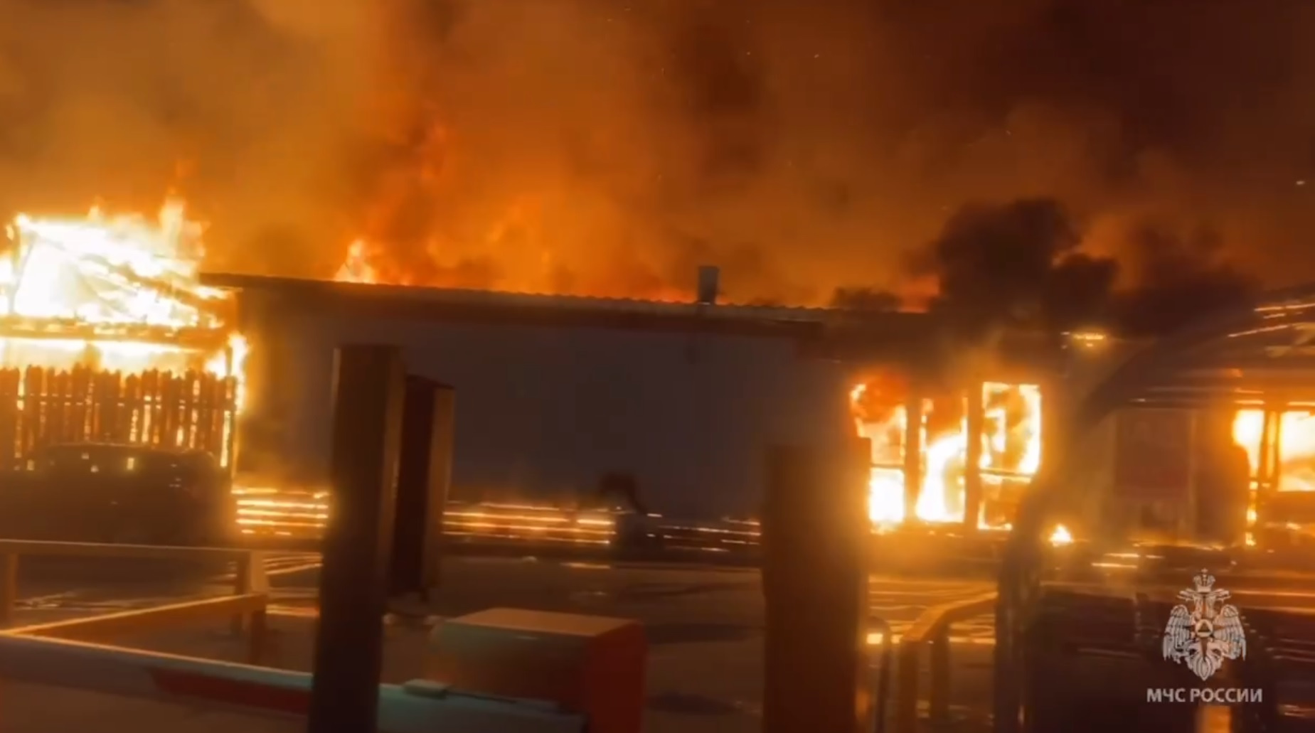 МЧС показывает мощный пожар в Химках. По соседству — АЗС с топливом под землёй