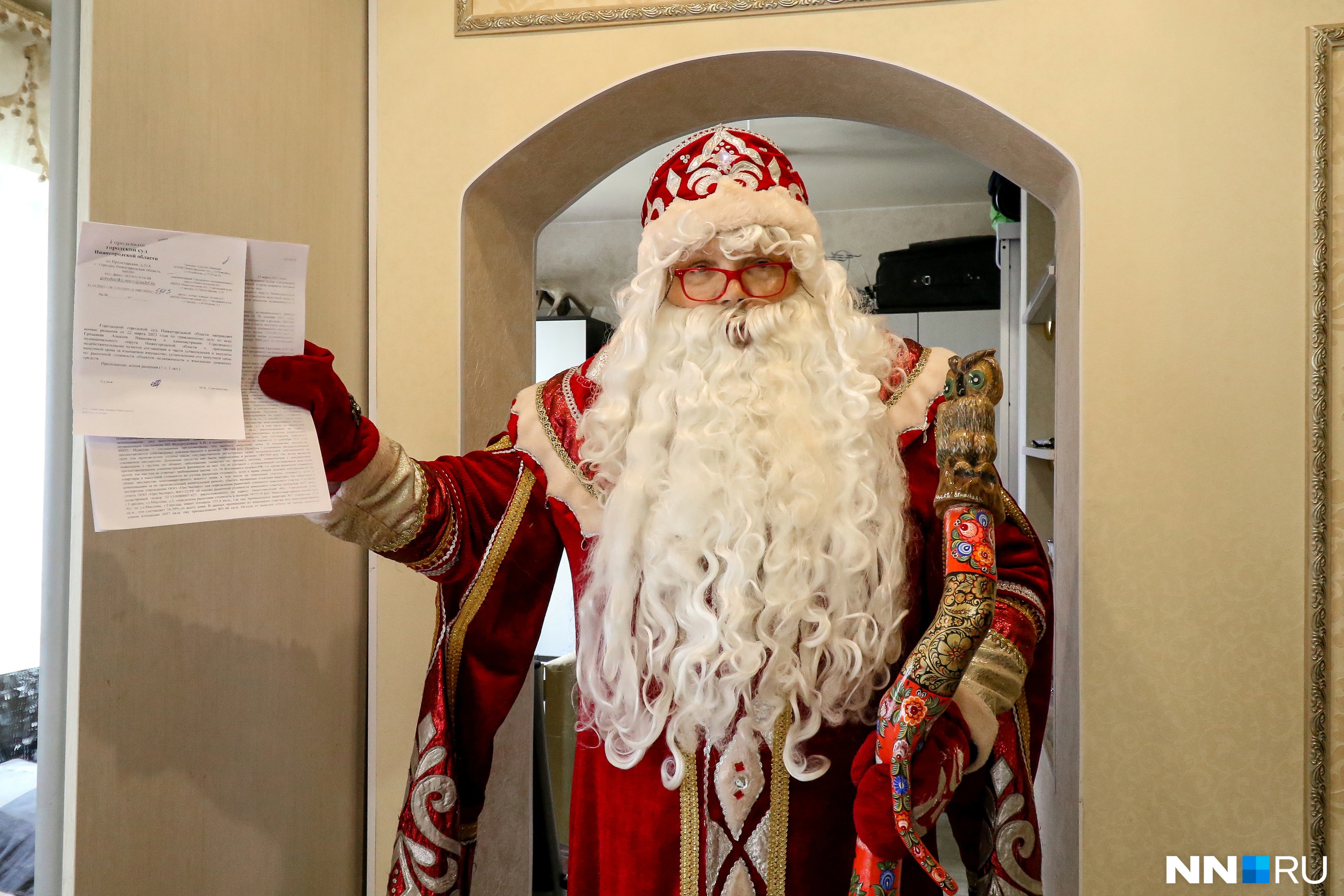 «Они мне еще 260 тысяч зажали»: известный на всю Россию слепой Дед Мороз отсудил миллион рублей у администрации Городца