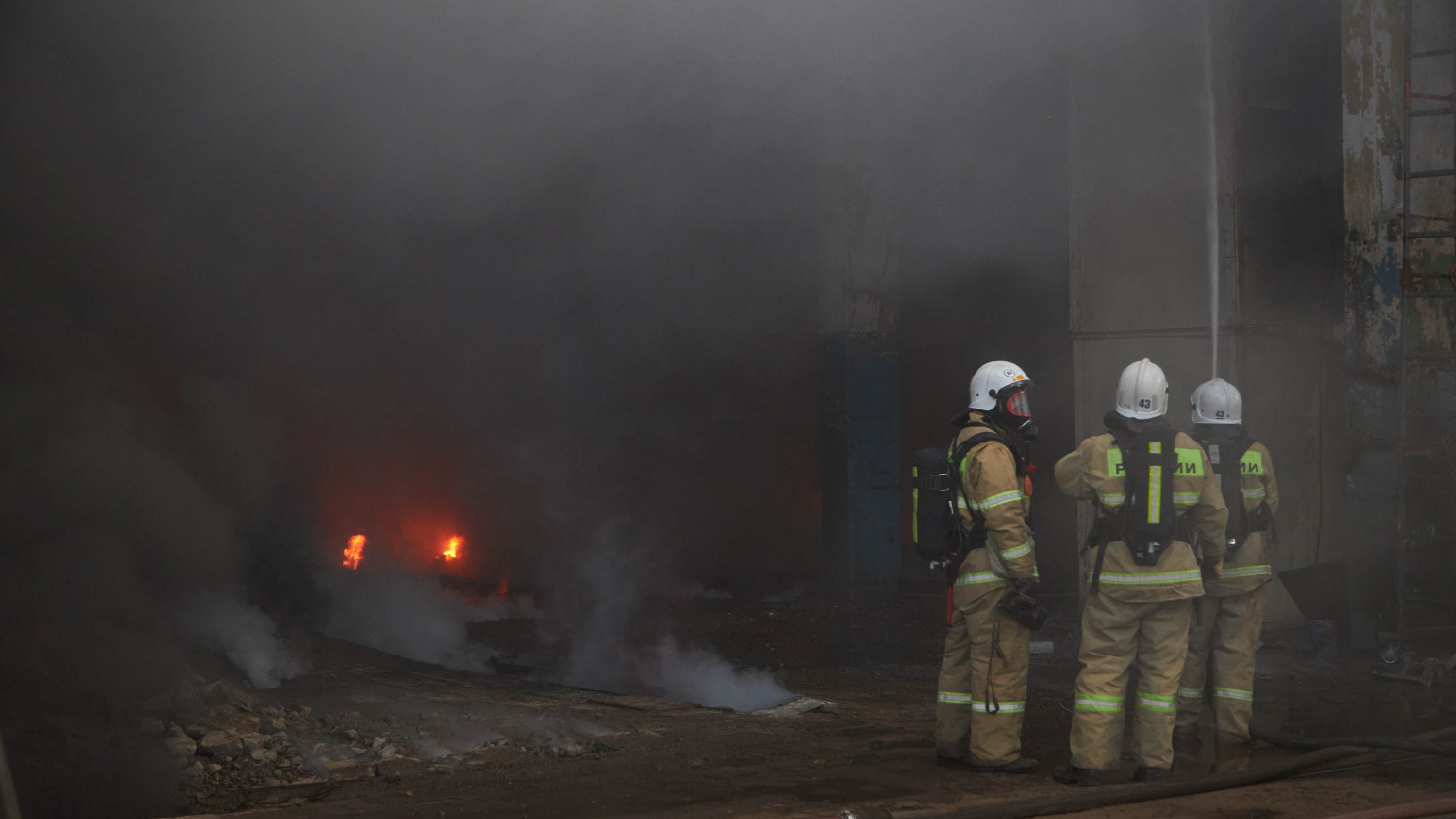 Полыхает масло — не затушить: фоторепортаж с места пожара на заводе у Кировского рынка