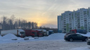 «Поднимается вонючее облако солярки»: жители Паркового выступили против стихийной стоянки большегрузов под окнами