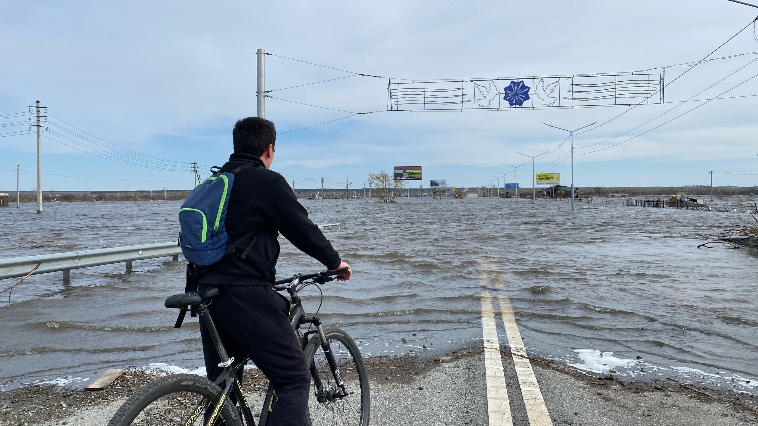 Как выглядит затопленное шоссе Тюнина и когда с него уйдёт вода? Фоторепортаж 45.RU