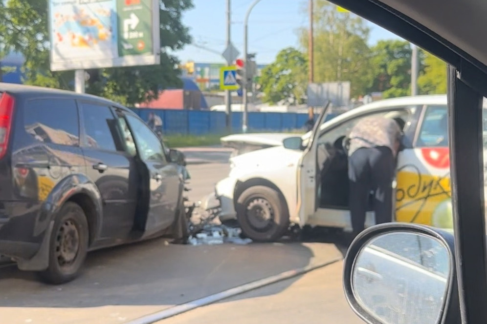 Двое пострадали в аварии с такси на Новороссийской