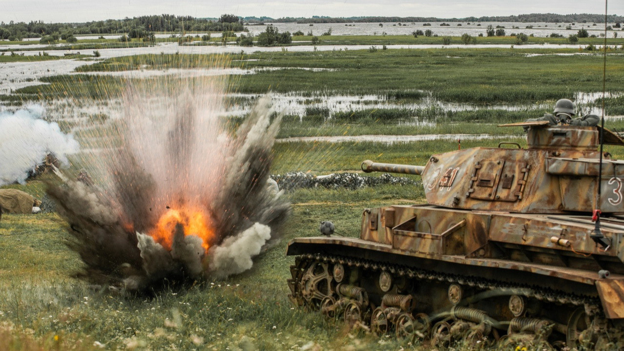 В ХМАО взрывались гранаты и горели танки: югорчане воспроизвели подвиг своего земляка