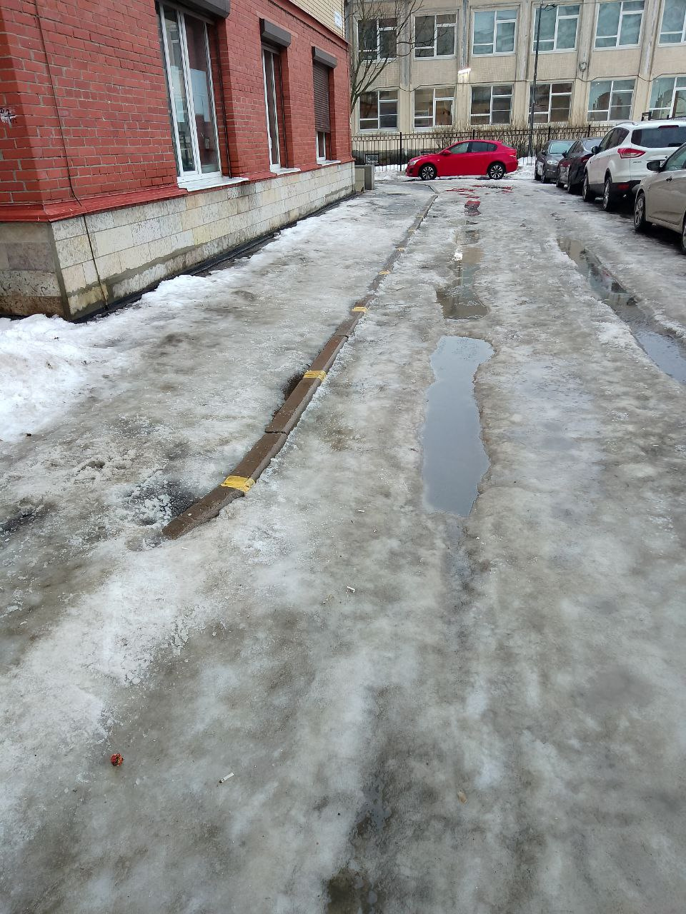 Мокрые стопы девочек. Детские ванны для ног. Босые ноги детские на дороге. Дети в луже весной. Дети бегут по лужам.