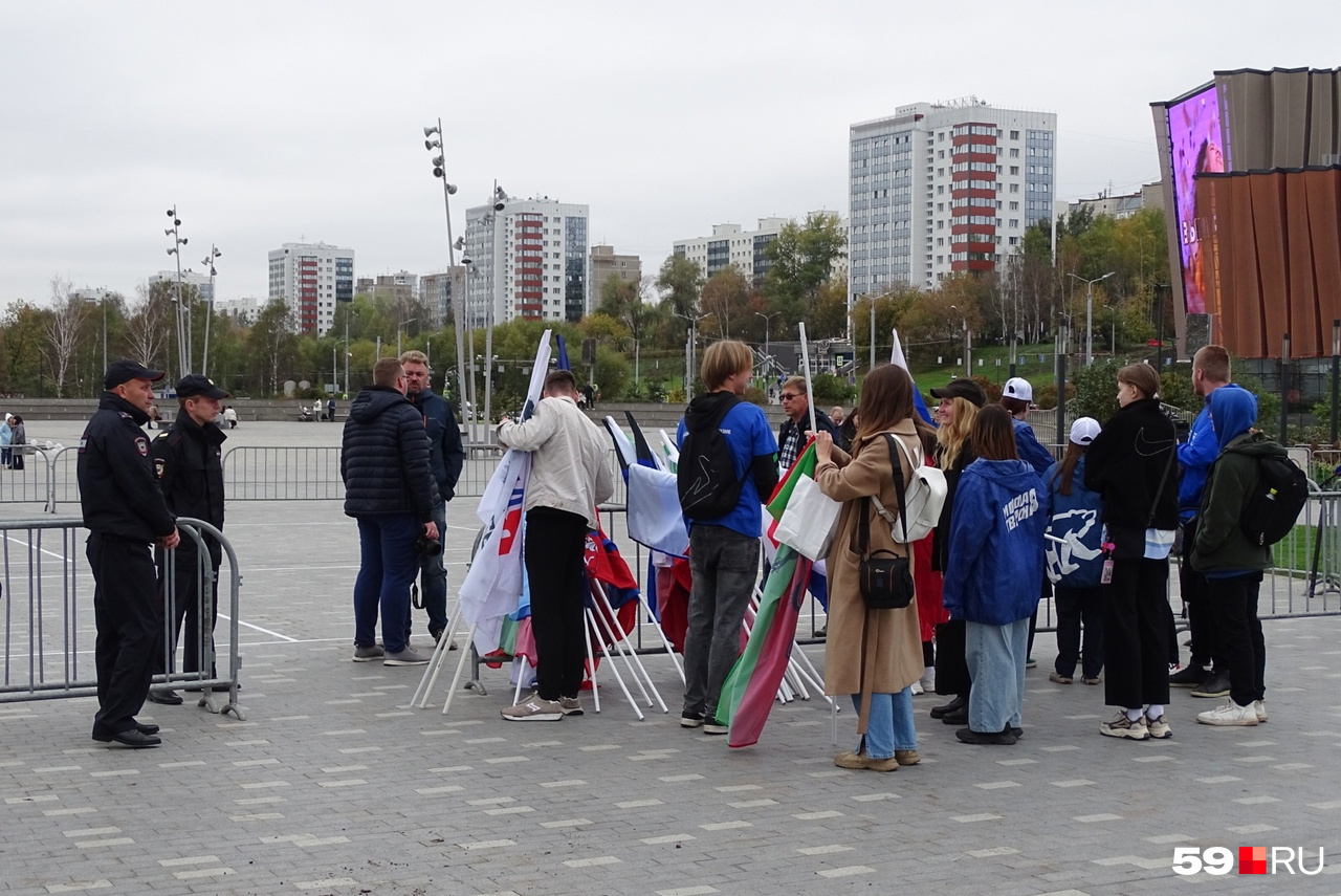 Участники собрались перед входом в периметр и расправляют флаги