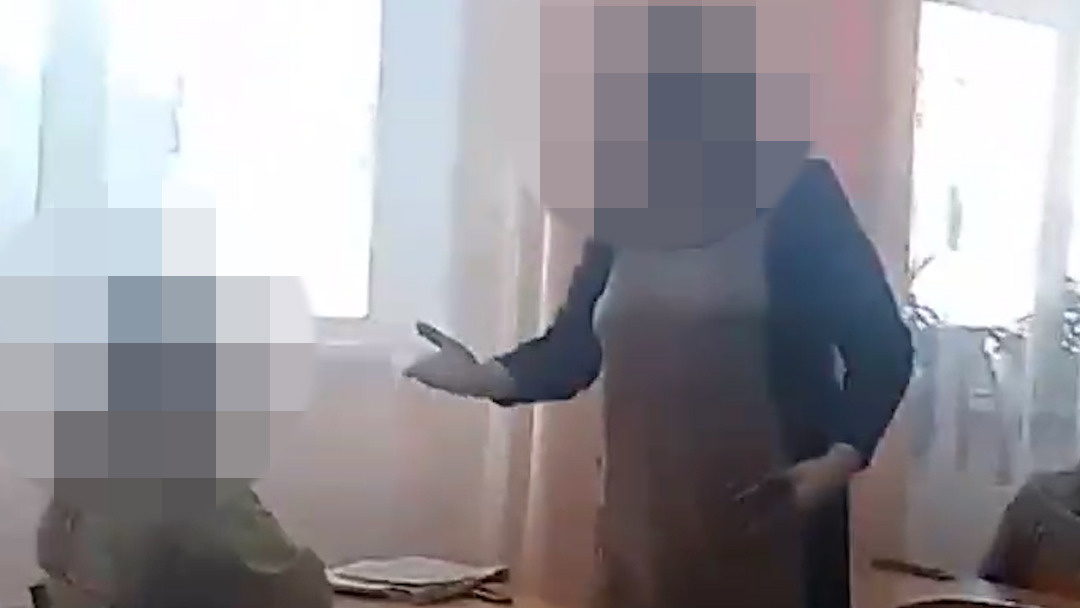 «Мозгов своих не хватает»: учитель в Челябинской области отчитала ребенка, хватая за волосы и руки