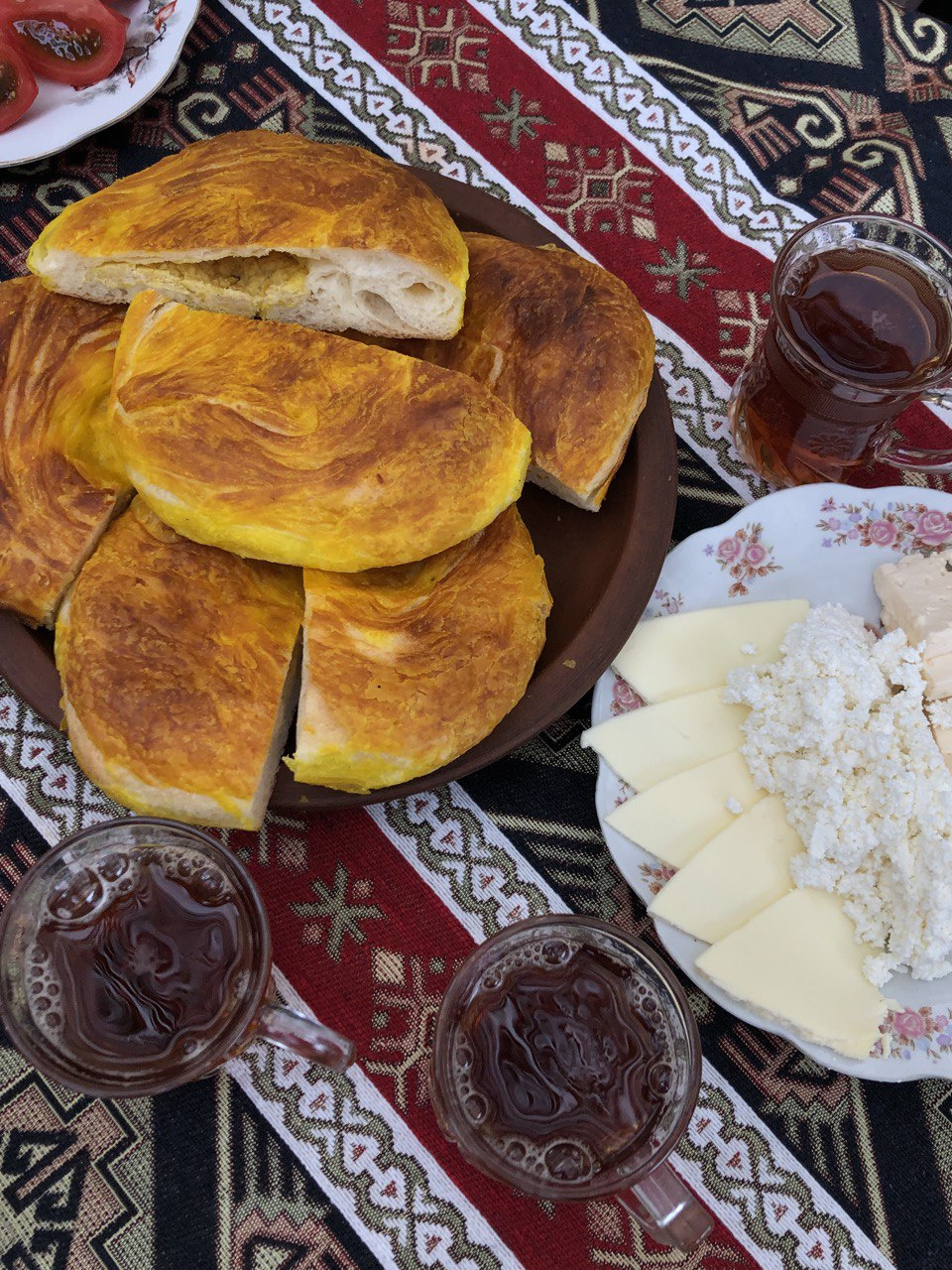 Завтрак: лепешки с куркумой, домашний сыр и творог, чай
