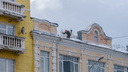 Уфа после снегопадов: фоторепортаж о том, как в городе справляются с последствиями непогоды