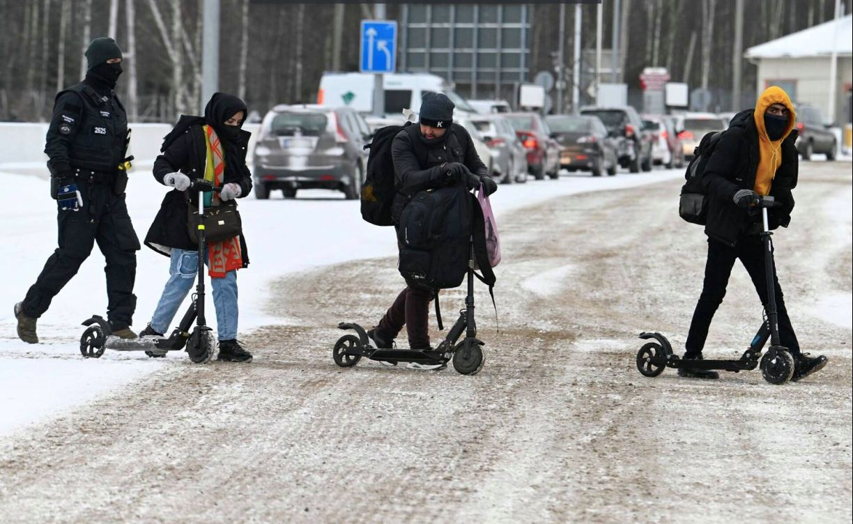 Фото: стремящиеся в Финляндию беженцы пересели с велосипедов на самокаты