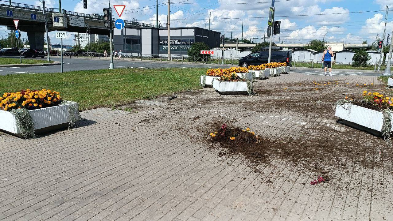 Перекресток культур. Клумба без цветов. Грузовик перекресток. Цветы Матырский Липецк.