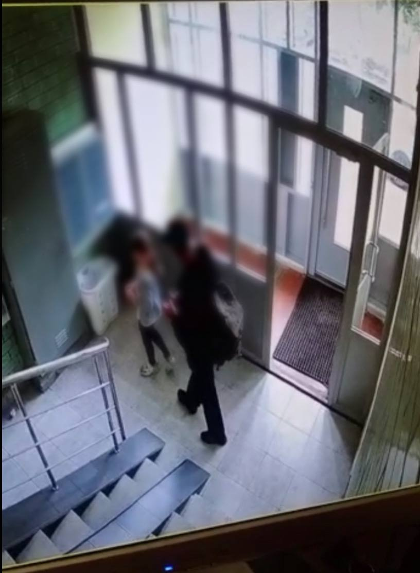 Школьница рассказала обо всём родителям Школьница рассказала обо всём родителям