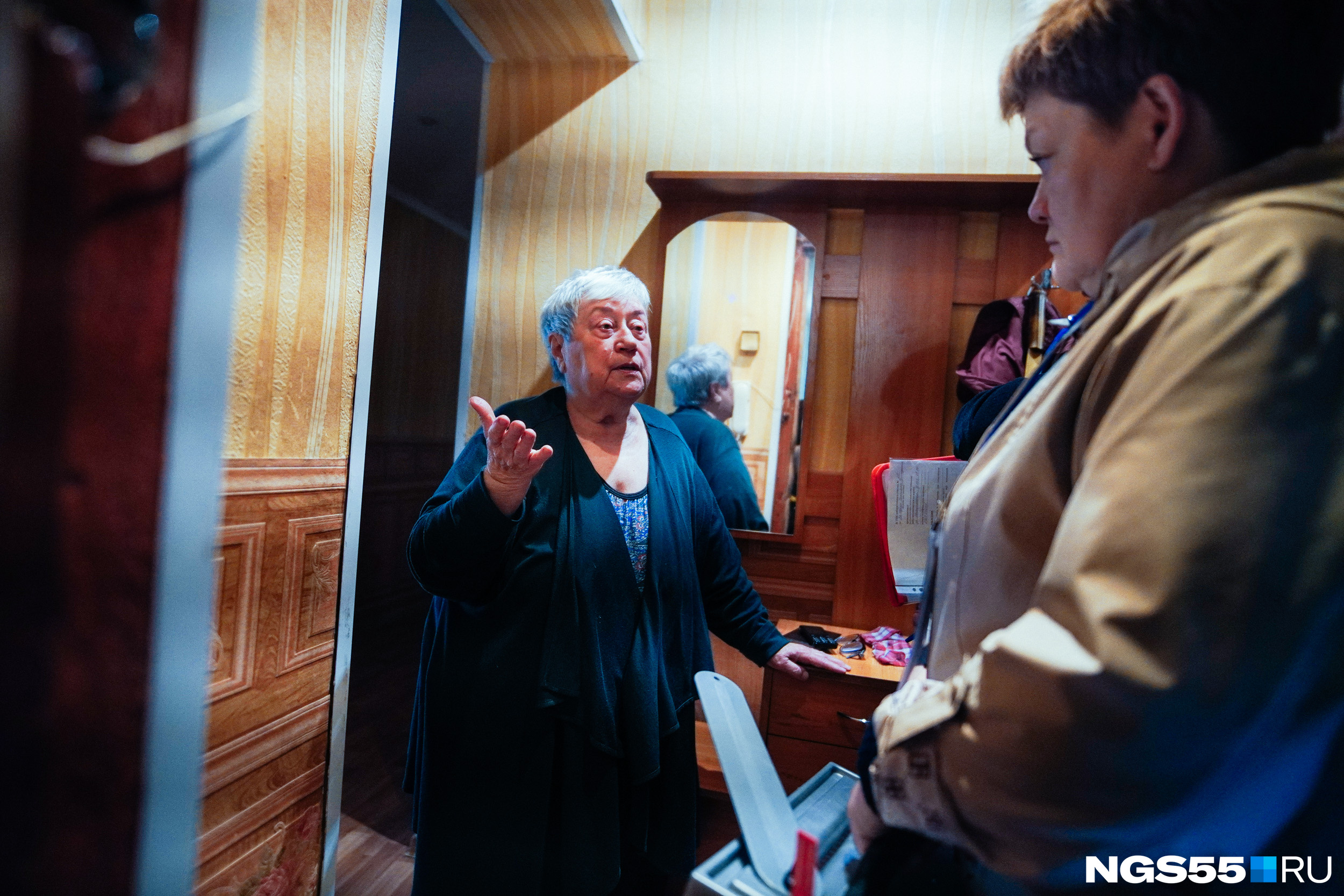 Женщина переживала, что ее соседка не позвала к себе сборщиков подписей и так и не проголосовала Женщина переживала, что ее соседка не позвала к себе сборщиков подписей и так и не проголосовала