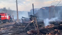 Огонь повредил пять домов: сотрудники МЧС России тушат крупный пожар у поселка Твердыш