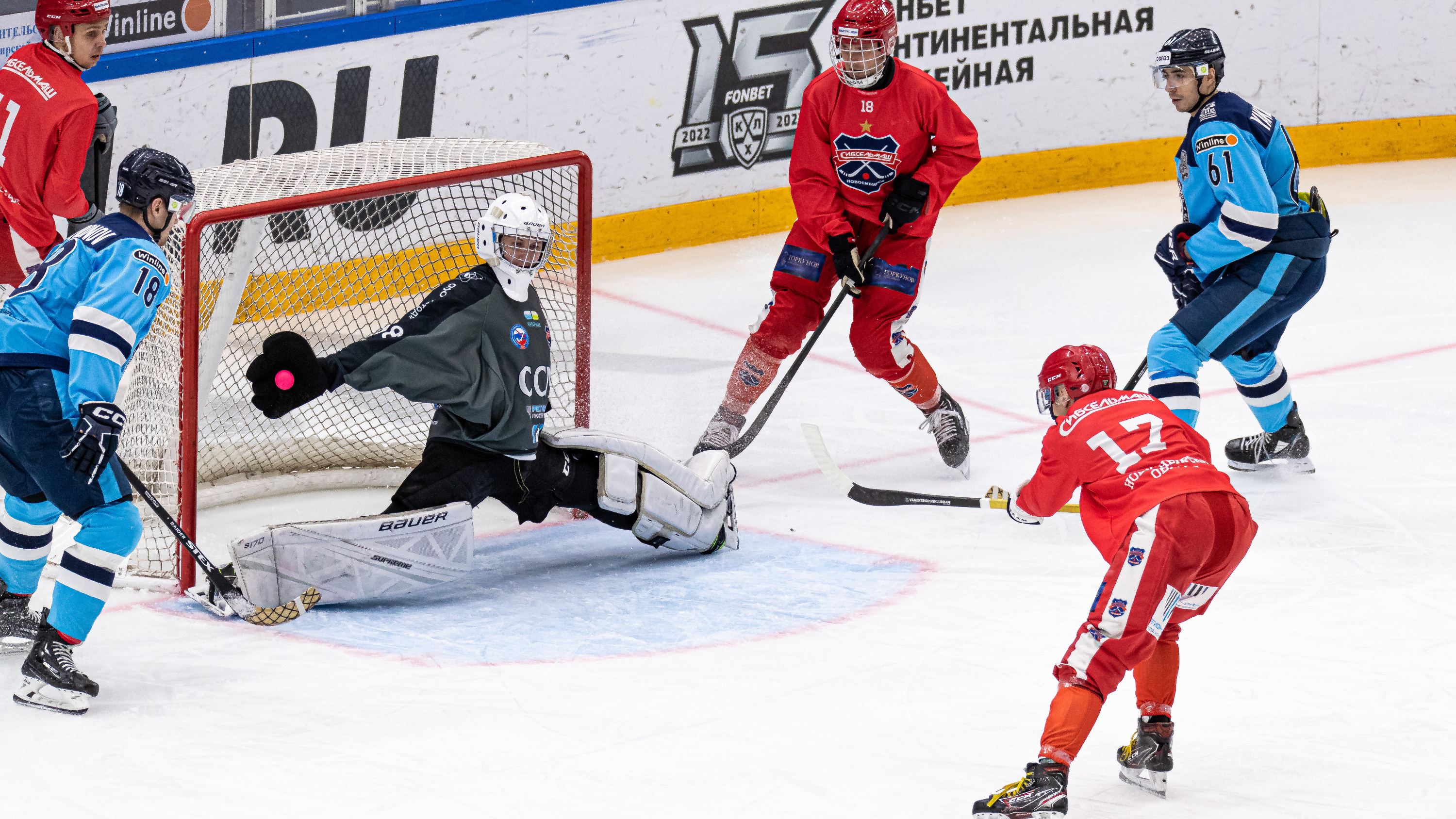 Хоккеисты «Сибири» после вылета из плей-офф перешли на игру с мячом — что из этого вышло