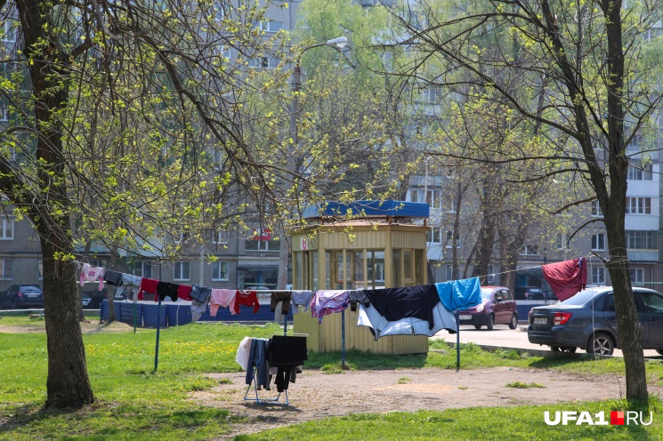 Посреди двора красуется полицейский «стаканчик»