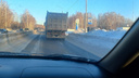«Невозможно ехать»: дорогу на Гусинобродском тракте облепило снегом и наледью — проезд сузился