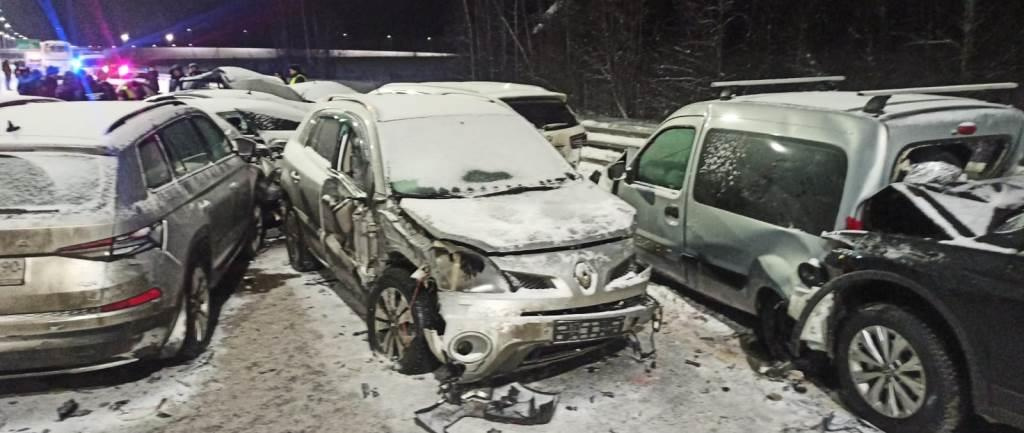 В массовой аварии на трассе М-11 пострадали двое петербуржцев