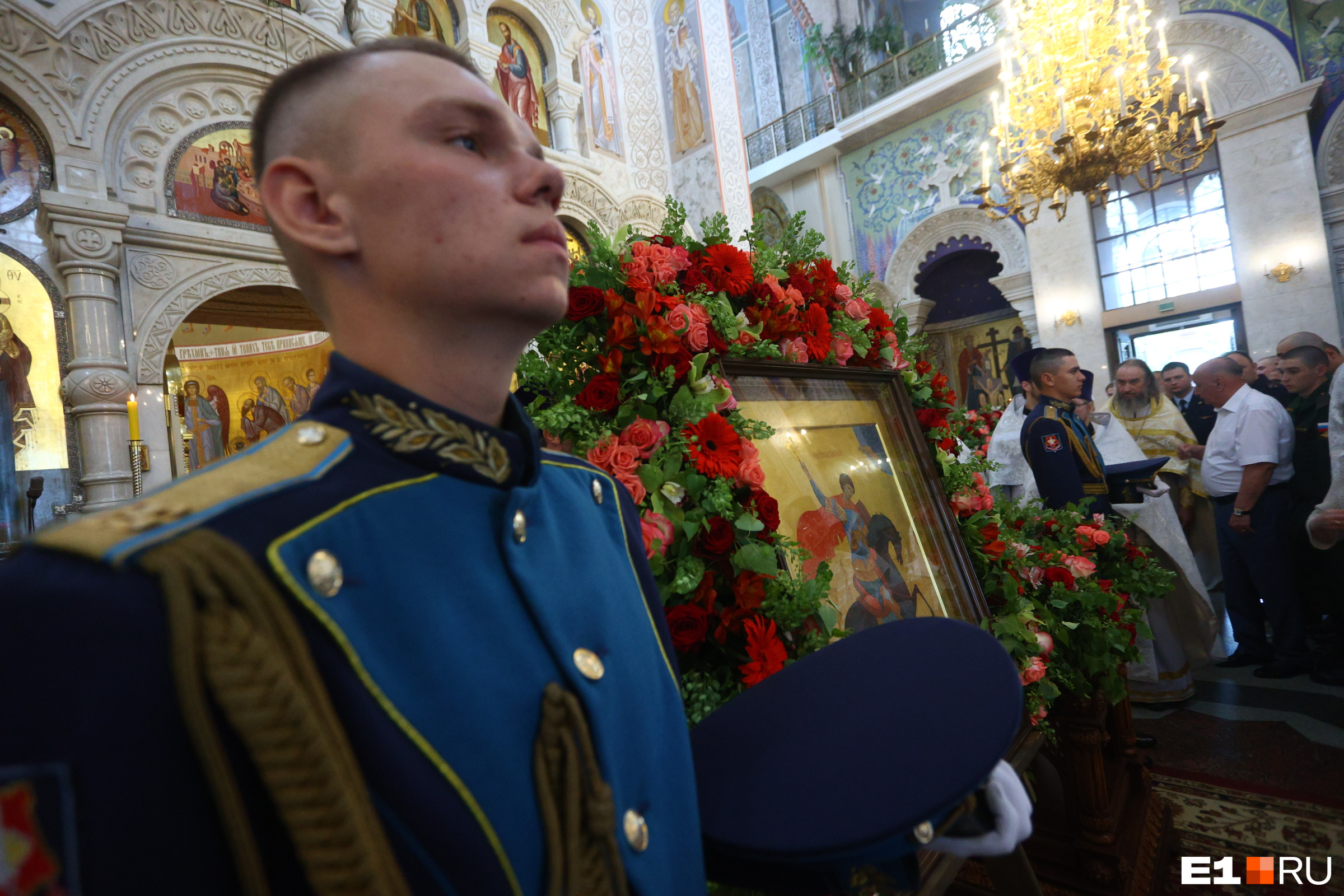У ковчега и иконы выставили почетный караул