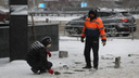 За лето не успели: в снегопад у Первомайского сквера спешно ремонтируют плитку и раскидывают землю