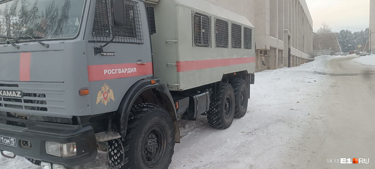 «Стоят, пасут». К жителям Уктуса, обещавшим протесты в день выступления Путина, приехали грузовики с ОМОНом