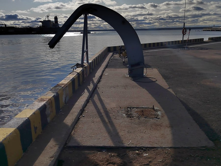 Шторм оторвал шлюпбалку в порту Приморск и утопил вместе с прикрепленным к ней катером