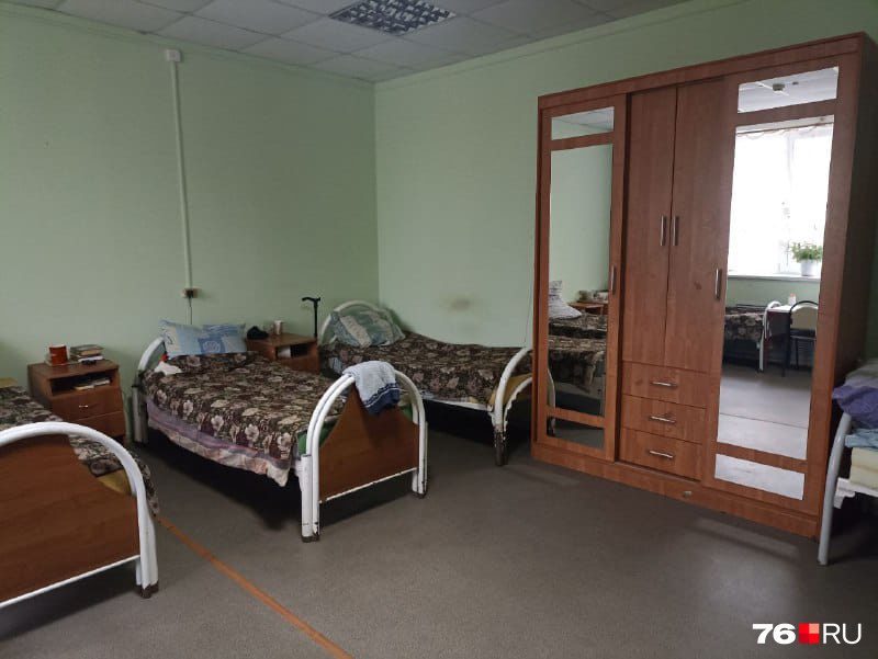 У каждого жителя — кровать, тумбочка, несколько полок в шкафу У каждого жителя — кровать, тумбочка, несколько полок в шкафу